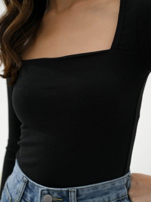 Wide neck-line long sleeves top